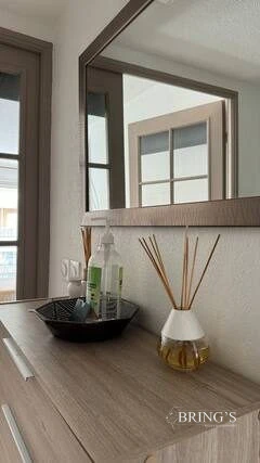 Coin salon lumineux avec rangements, appartement T3 meublé - Avenue Gloria Nice 06200