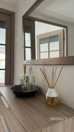 Coin salon lumineux avec rangements, appartement T3 meublé - Avenue Gloria Nice 06200