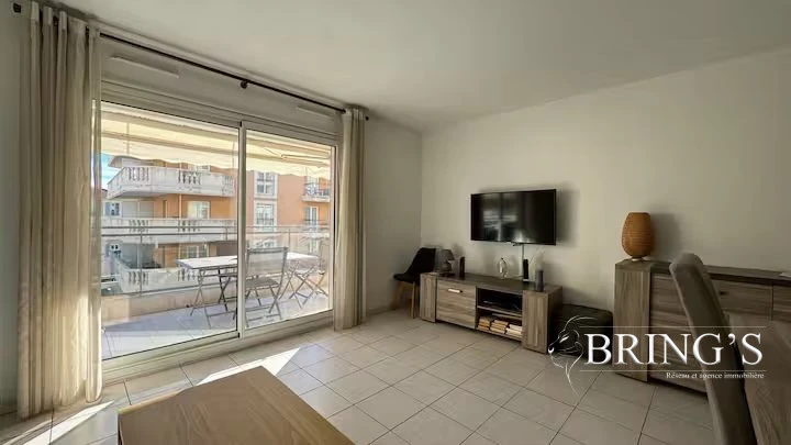 Séjour 27m² lumineux avec accès terrasse - T3 à louer 7 Avenue Gloria Nice Californie