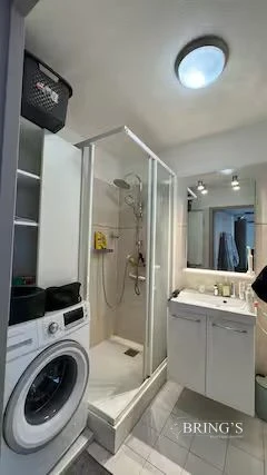 Salle d'eau avec douche et lavabo - Appartement T3 meublé 7 Avenue Gloria Nice 06200