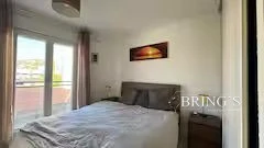 Chambre avec accès balcon et vue dégagée - T3 meublé 2 chambres résidence Californie Nice