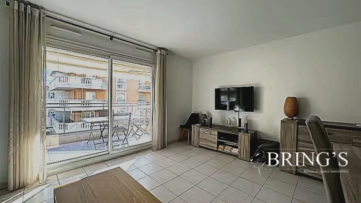 Grand séjour lumineux avec accès terrasse et TV - T3 27m² de séjour Avenue Gloria Nice