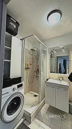 Salle d eau rénovée avec douche lavabo miroir - T3 meublé résidence Nice Californie
