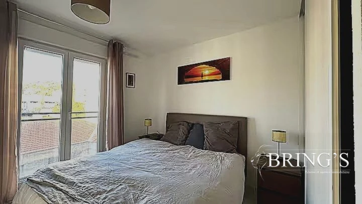 Chambre lumineuse avec tableaux décoratifs - T3 2 chambres à louer Nice 06200