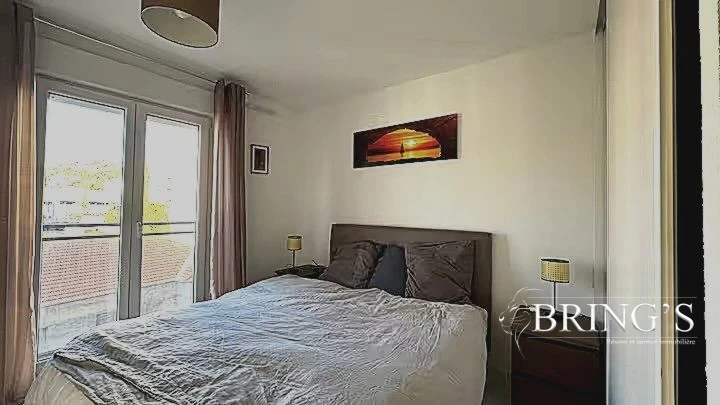 Chambre lumineuse avec tableaux décoratifs - T3 2 chambres à louer Nice 06200