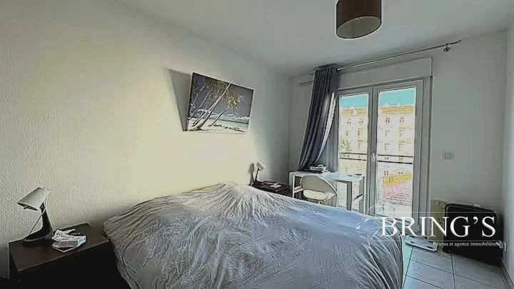 Chambre principale spacieuse avec accès balcon - Appartement T3 meublé Nice Californie