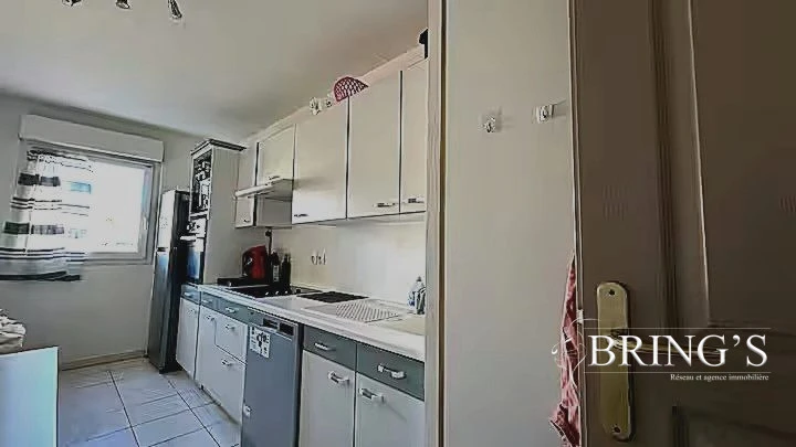 Cuisine équipée vue d ensemble avec réfrigérateur - T3 meublé 72m² Nice Californie