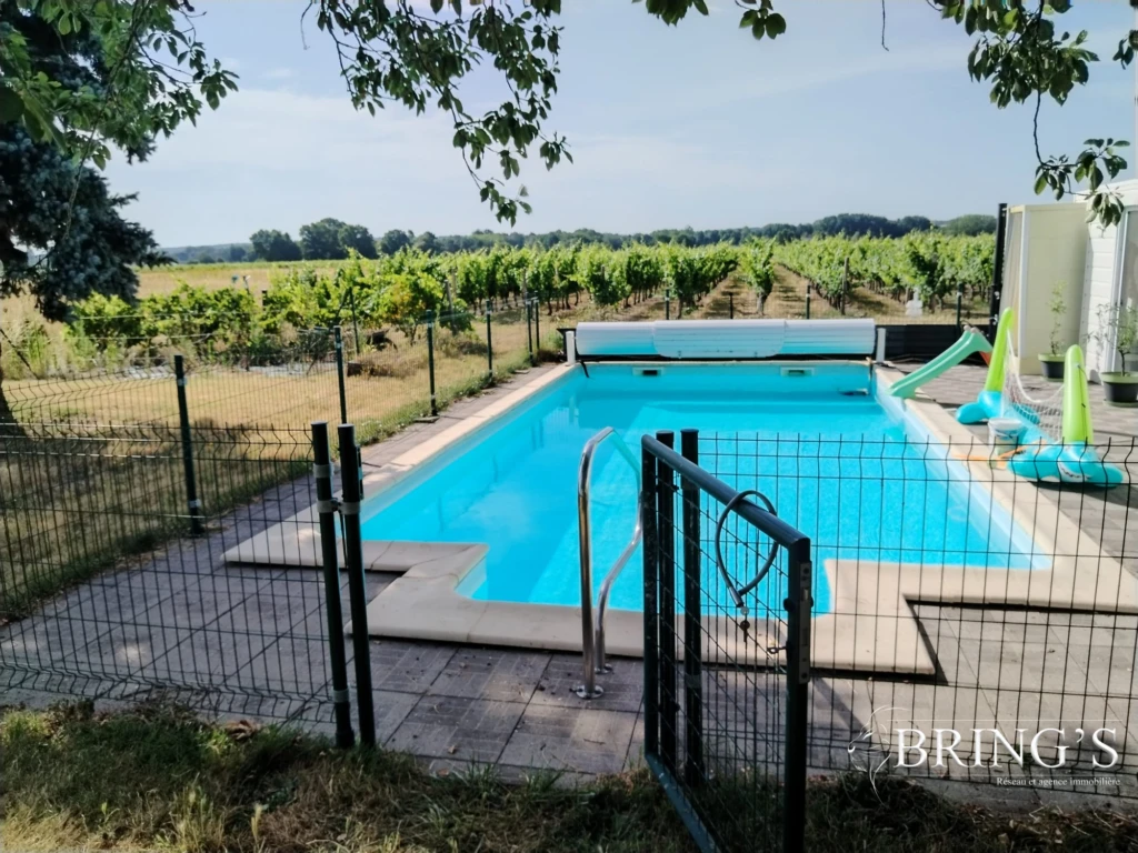 Piscine avec vue sur les vignobles.