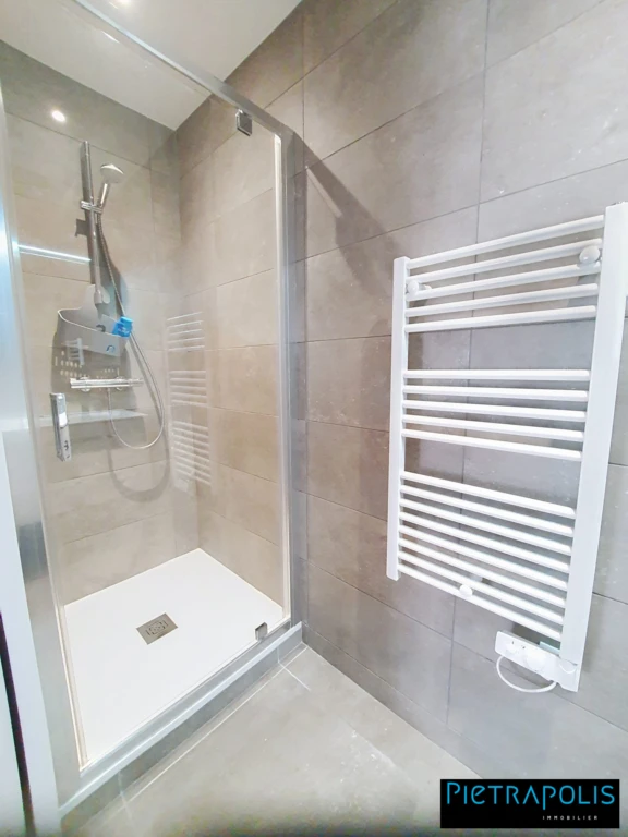 Salle d'eau chambre parents + espace dressing
