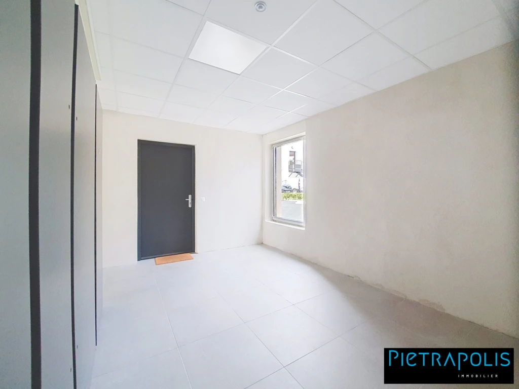 Espace privé à l'appartement devant la porte d'entrée;