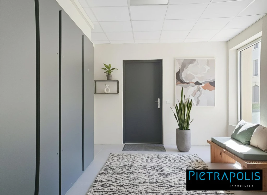 Projection de l'espace privé devant la porte d'entrée de lappartement