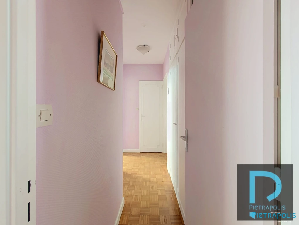 degagement avec placard et rangement