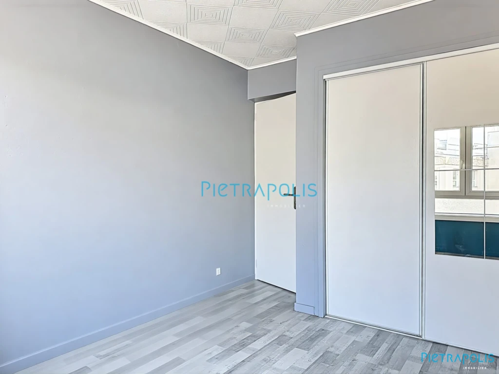 chambre 2 autre vue côté porte sans meuble