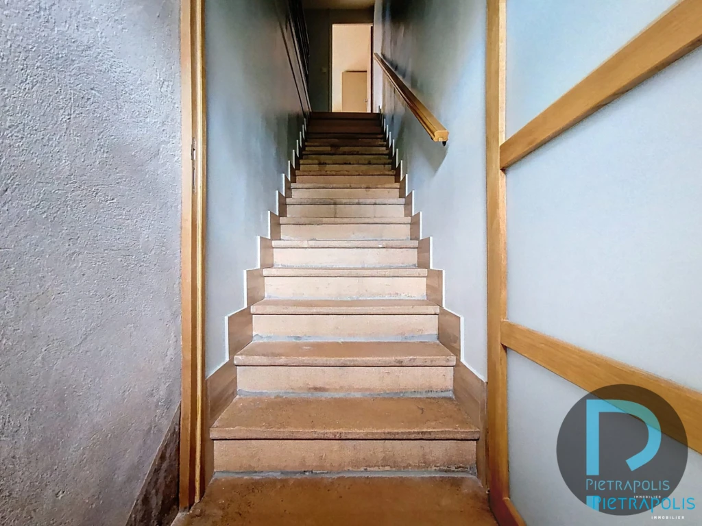 Escalier en pierre avec une entrée dans l' impasse