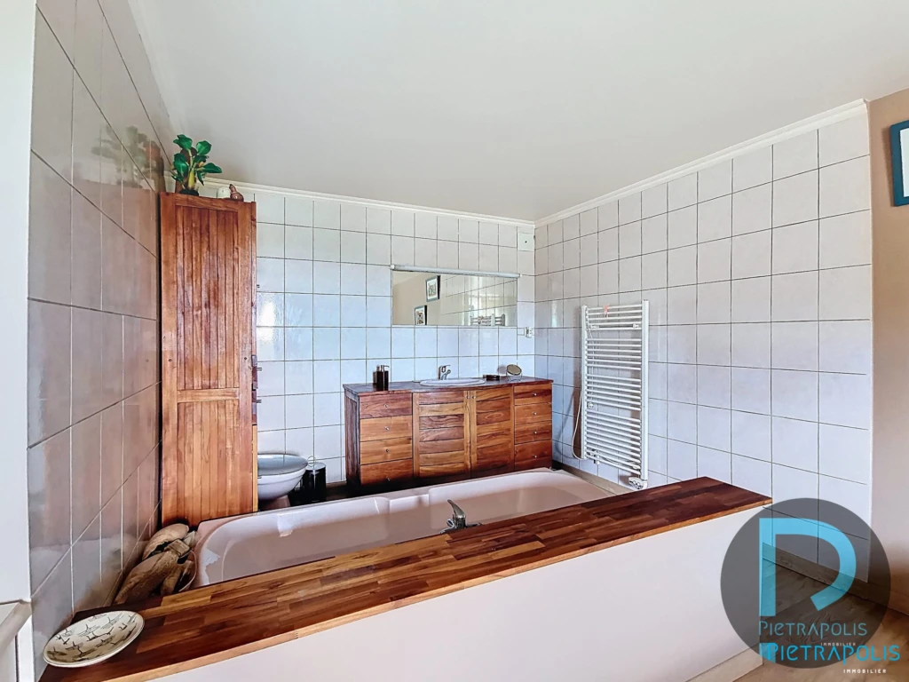 coin salle de bains chambre 2 à l' étage