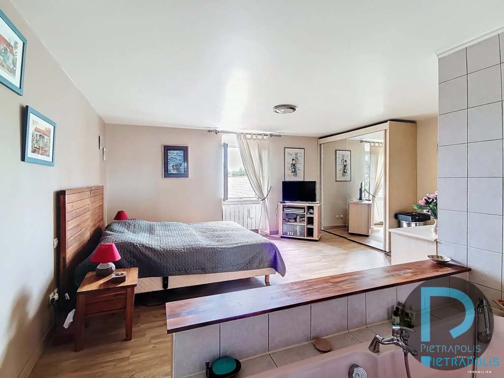 CHAMBRE 2 à l' étage avec baignoire, vasque et wc