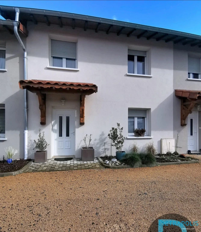 DEVANT DE MAISON avec cour commune