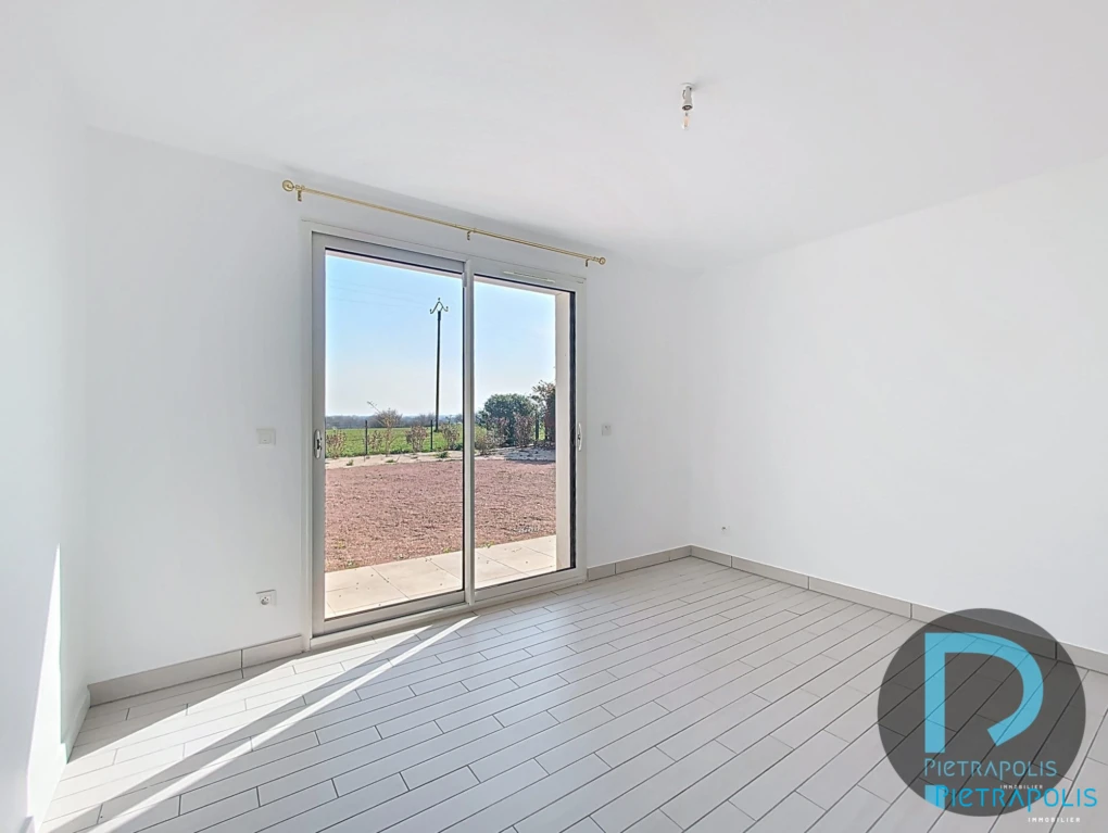 Chambre 2 avec baie vitrée ouverte sur terrasse