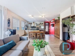 PIECE A VIVRE 48 M² climatisée et poele à granules