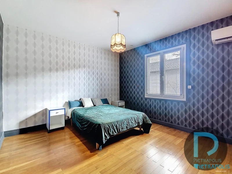 CHAMBRE 1 avec placard et split mural