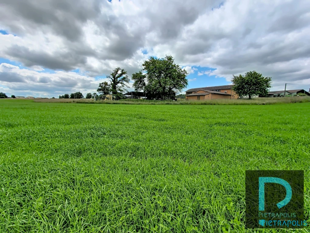 TERRAIN attenant de 8330 m²