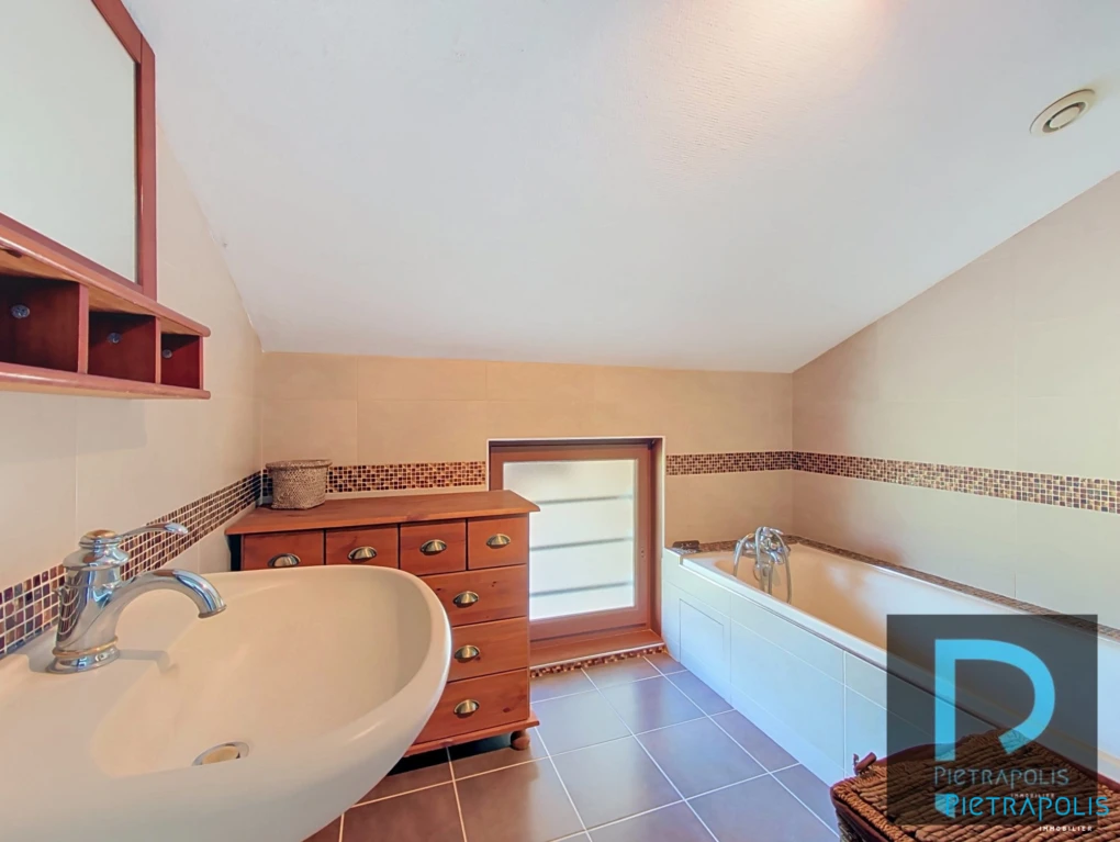 SALLE DE BAINS A L ETAGE