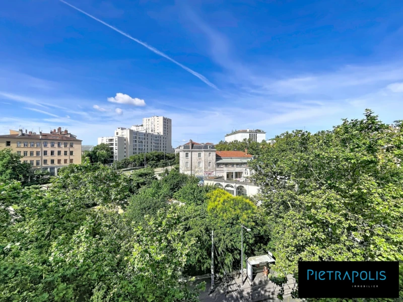 Vue plein ouest dégagée sur l'esplanade du Gros Caillou