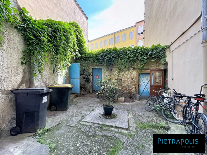 Cour sympathique avec espace vélo