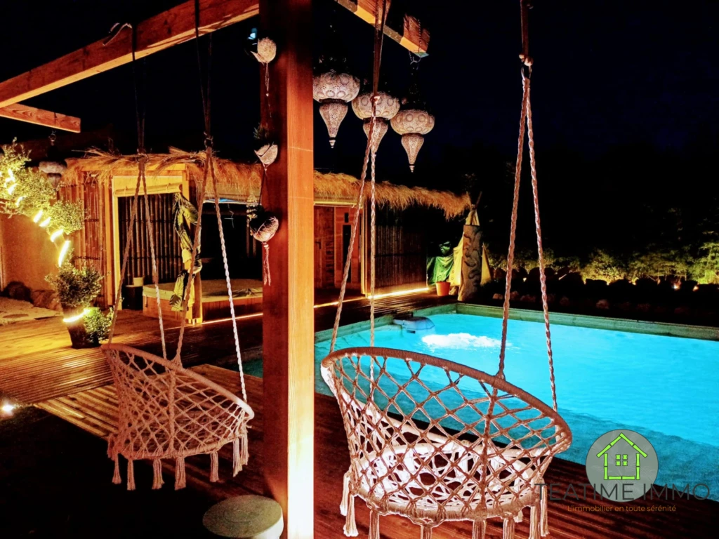 Terrasse piscine nuit villa La Farlede