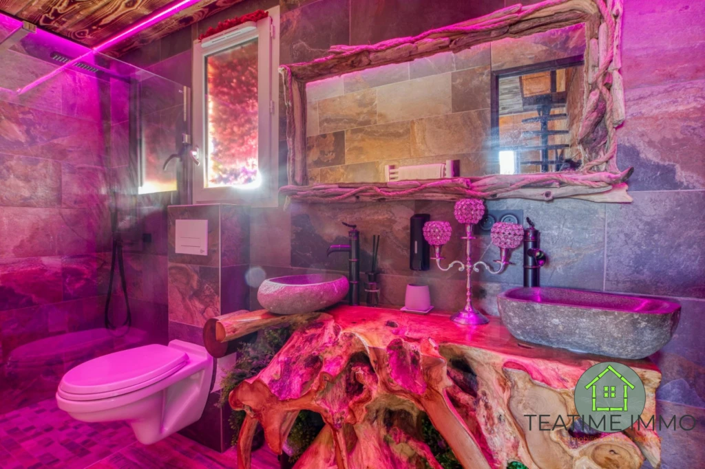 Salle de bains avec matériaux travaillés - La Farlède