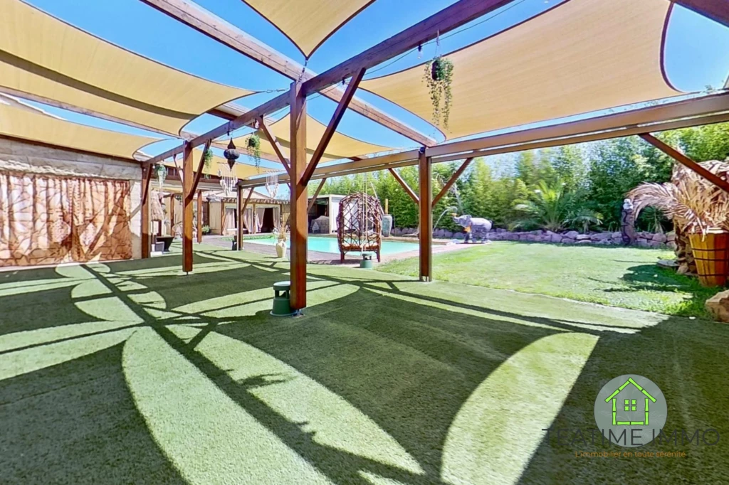 Terrasse couverte et grands espaces extérieurs La Farlede