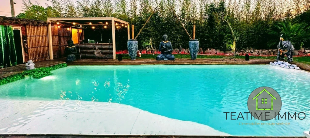 Vue piscine au crépuscule - Villa La Farlède