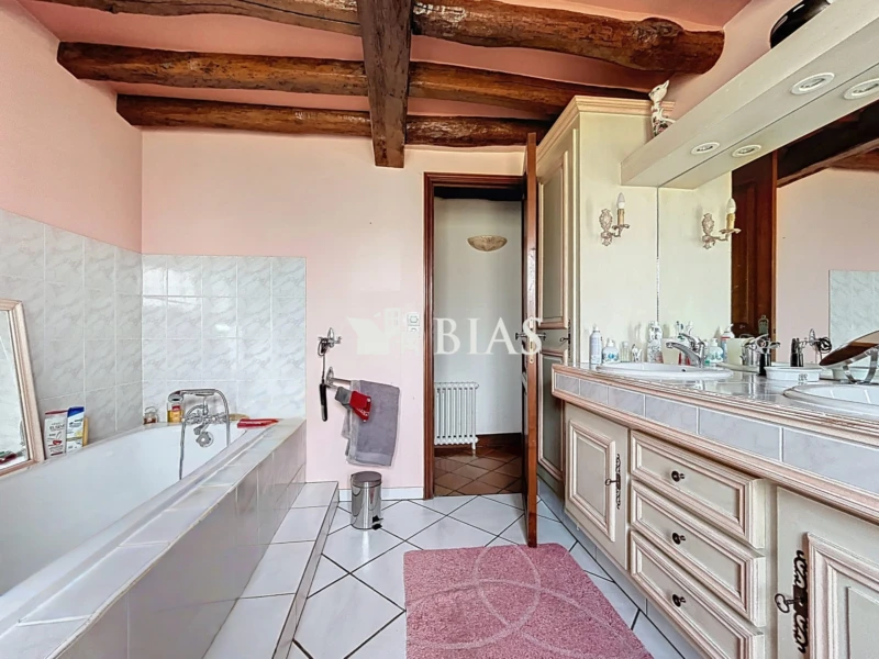 salle de bains vue de la porte