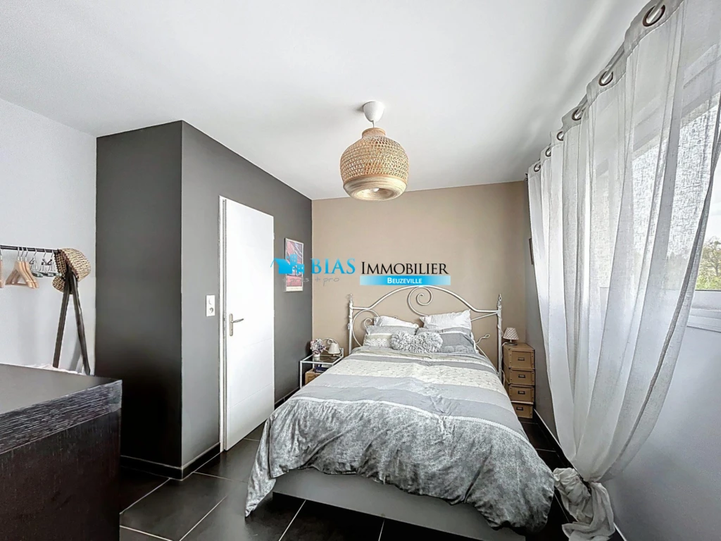 chambre 1 avec salle de douches rdc