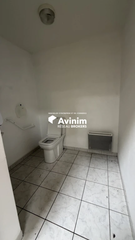 Sanitaire entrepôt PMR