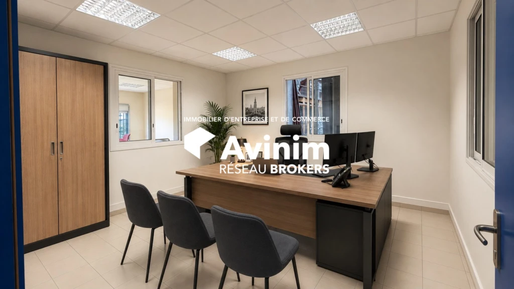 bureau direction avec fenetre vers atelier, accueil et bureau 2