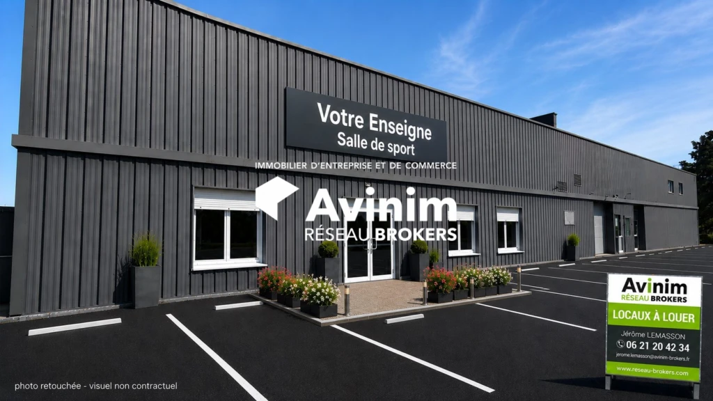 Façade avec projection enseigne sport et réaménagement
