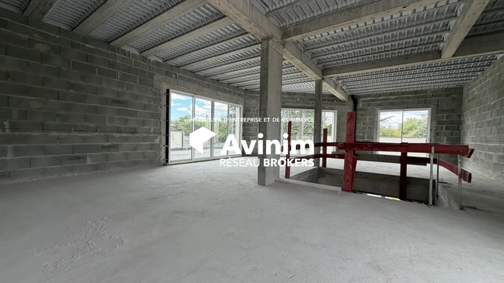vue vers terrasse façade et escalier