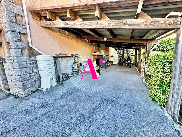 Grand carport