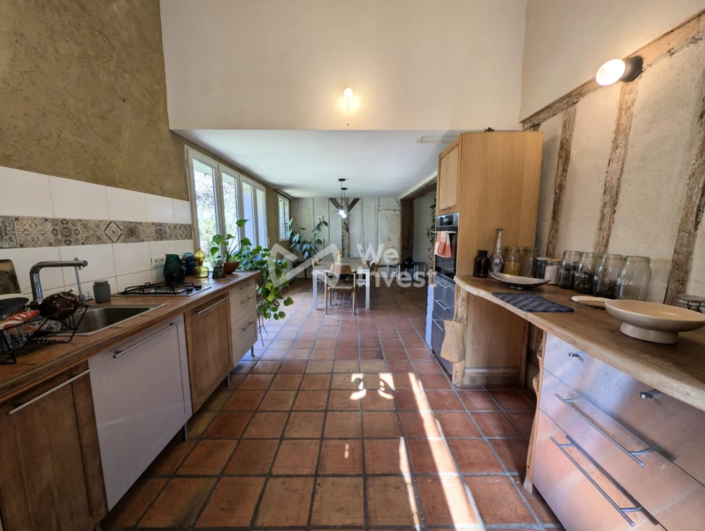 Allée entre la maison et le studio