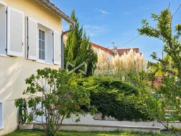 Grande maison de maçon avec beau jardin