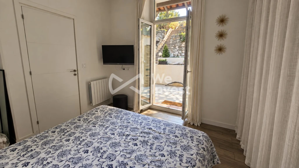 Chambre sortie sur terrasse côté jardin