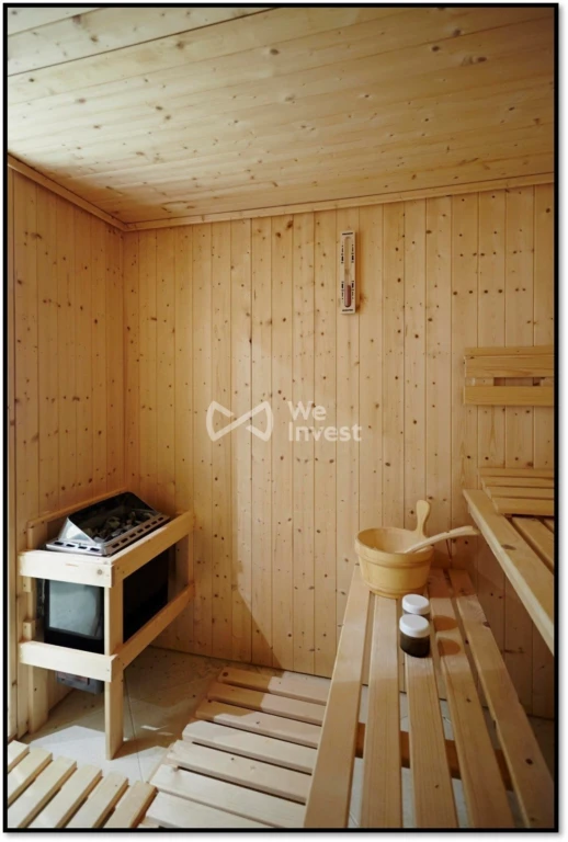 L'hiver ou après le bain, le sauna vous attend.
