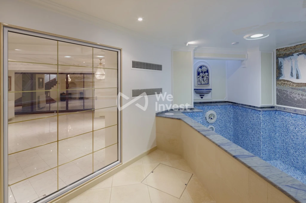 De mosaïques et de marbre bleu, la piscine aussi est haut de gamme.