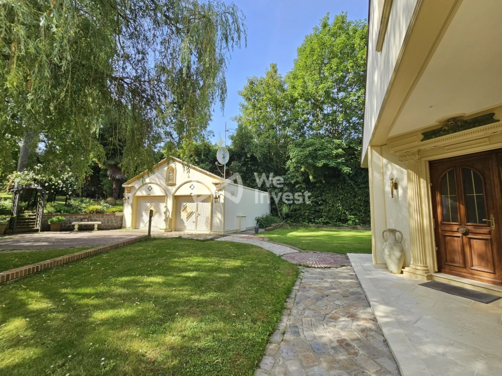 Un garage indépendant transformable en 'Guest house'.