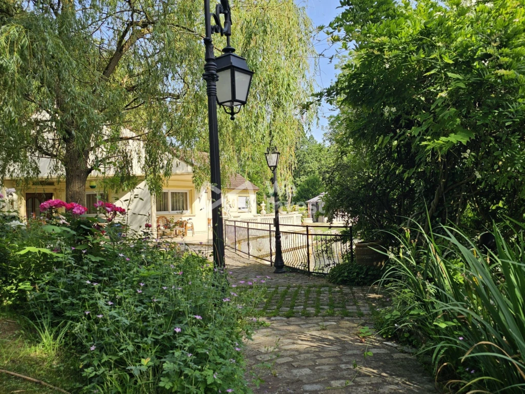 Les chemins pavés et l'éclairage participent à la magie.