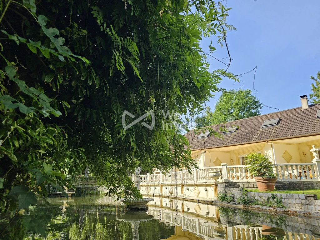 L'immense terrasse semble posée sur l'eau.