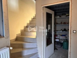 Entrée et accès aux niveaux de la maison d'habitation
