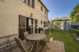 jardin arrière avec terrasse