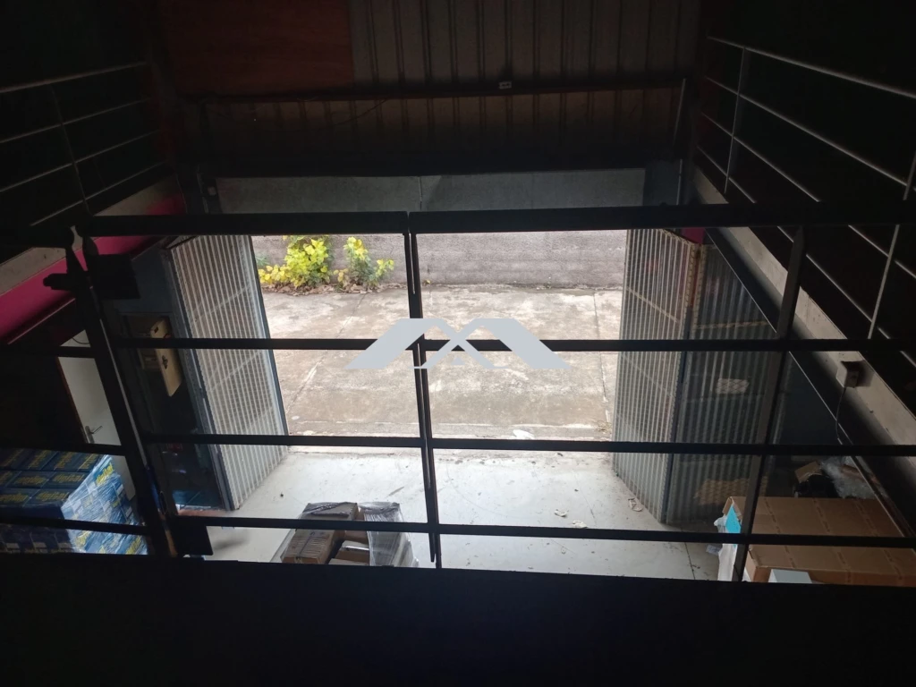 ETAGE - VUE SUR PORTE METALLIQUE